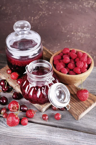 테이블, 유리 항아리에 잼 딸기 클로즈업 — 스톡 사진