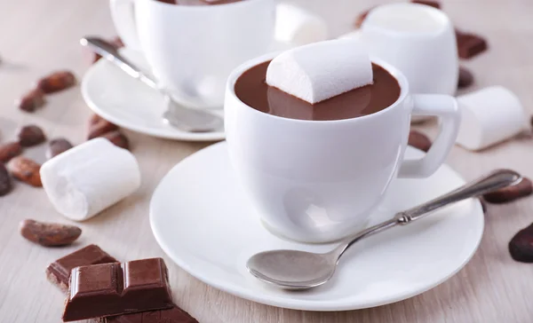 Copas de chocolate caliente en la mesa, de cerca — Foto de Stock