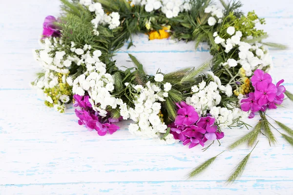 Wildflower wreath on grey wooden background — Stock Photo, Image