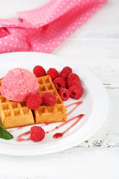 Heerlijke Belgische wafels met ijs op houten tafel — Stockfoto