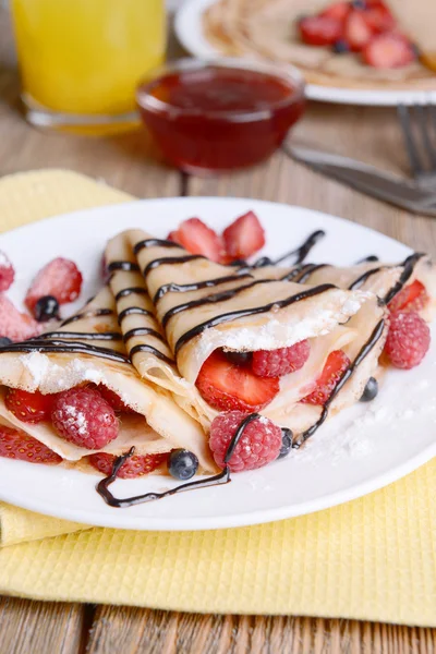 Leckere Pfannkuchen mit Beeren auf dem Tisch aus nächster Nähe — Stockfoto