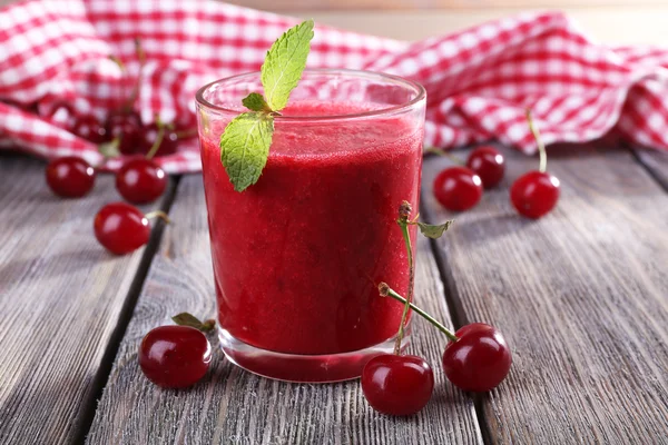 Cóctel fresco de cereza fría con menta y limón — Foto de Stock