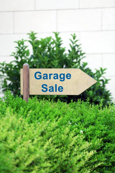 Знак продажу гаража в парку — стокове фото