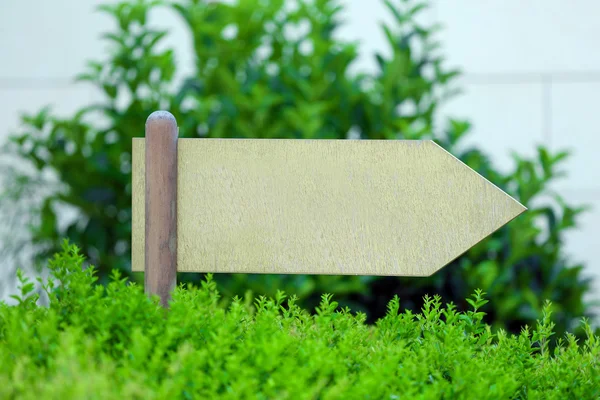 Wooden sign at park — Stock Photo, Image