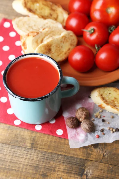 Hemlagad tomatsaft i färg mugg, rostat bröd och färska tomater på trä bakgrund — Stockfoto