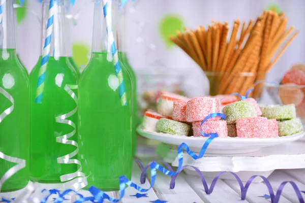 わらおよび装飾用の背景にお菓子と飲み物のボトル — ストック写真