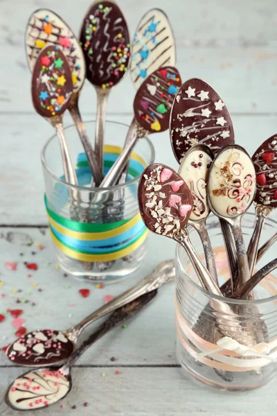Skedar med välsmakande choklad för parti på gamla träbord — Stockfoto