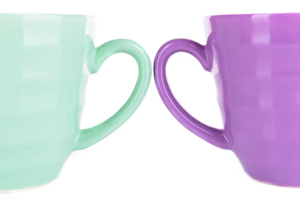 Яркие чашки, изолированные на белом — стоковое фото