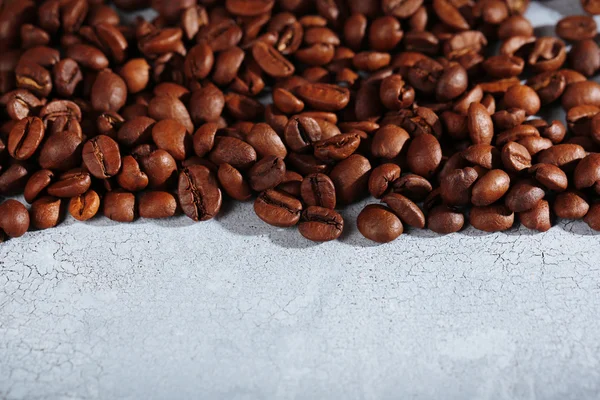 Granos de café sobre fondo de madera color —  Fotos de Stock