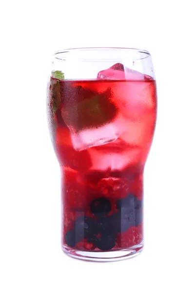 Glas berry cocktail med mynta på vit bakgrund isolerade — Stockfoto