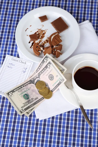 Check, money and remnants of food and drink on table close-up — Stock Photo, Image