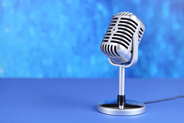 Microphone vintage sur table sur fond bleu — Photo