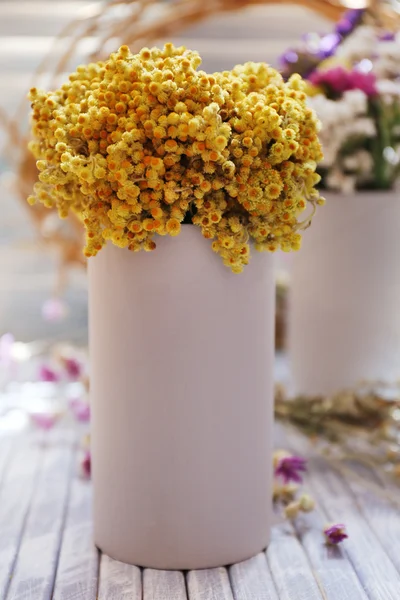 Όμορφα λουλούδια στο τραπέζι στο σπίτι — Φωτογραφία Αρχείου