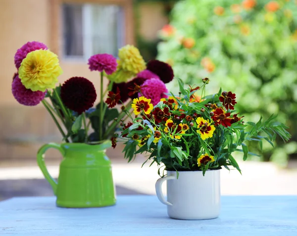 Dahlia flowers in vase on table, outdoors — Stock Photo, Image