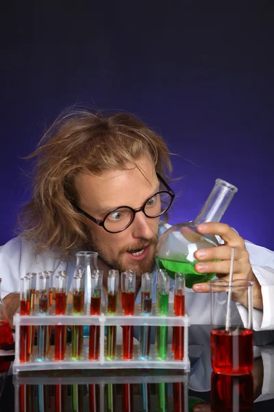 Gekke wetenschapper werken in laboratorium — Stockfoto