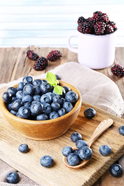 Wooden bowl of blueberries — Stock Photo, Image