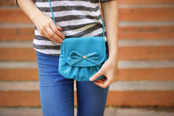 Chica con bolsa sobre el hombro — Foto de Stock