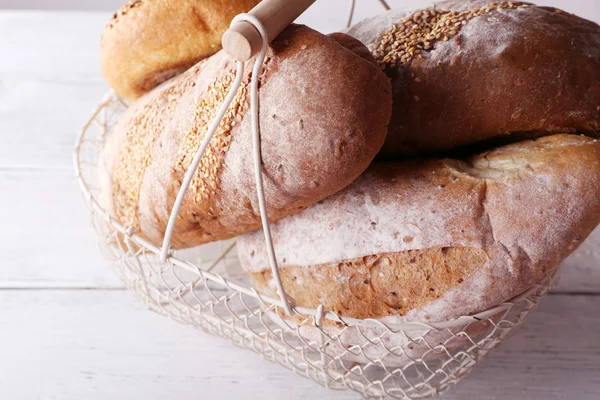 Pão fresco assado na cesta — Fotografia de Stock