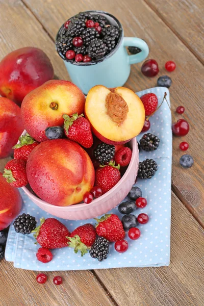 Peaches and berries in bowl — Stock Photo, Image