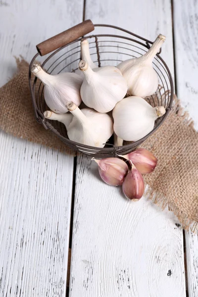 Fresh garlic in basket — Stock Photo, Image