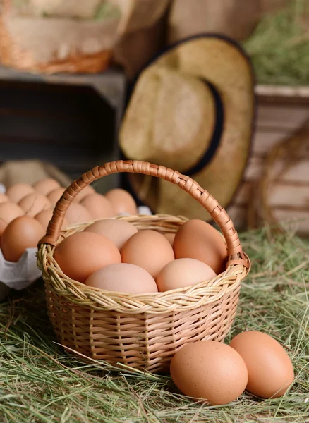 Ägg i rotting korg på tabell närbild — Stockfoto