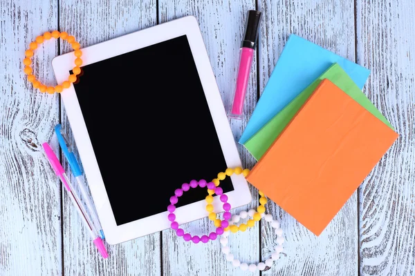 Tablet, Armband, Notizbuch und Stift auf Holzgrund — Stockfoto