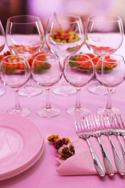Buffet Table avec vaisselle en attente pour les invités — Photo
