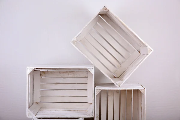 Caixas de madeira vazias no quarto — Fotografia de Stock