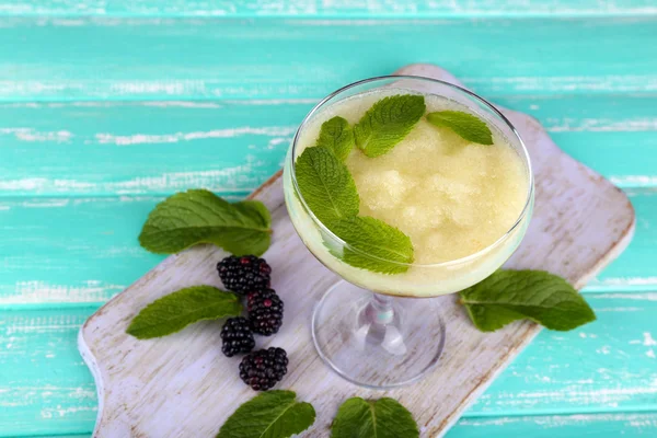 Batido de melão em vidro na mesa close-up — Fotografia de Stock