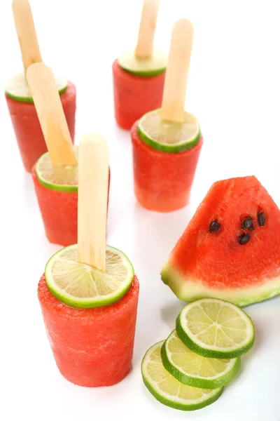 Wassermeloneneis, isoliert auf weißem Eis — Stockfoto