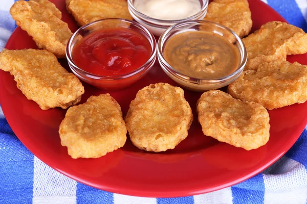 Chicken Nuggets mit Soßen auf dem Tisch in Großaufnahme — Stockfoto