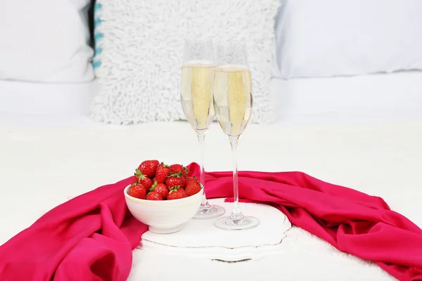 Романтический натюрморт с шампанским и клубникой на кровати — стоковое фото