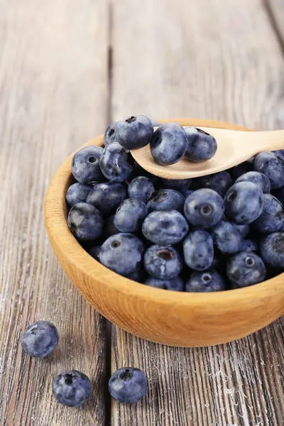 Frische Blaubeeren auf Holztisch — Stockfoto