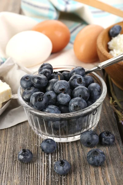 新鲜的蓝莓和木制的桌子上的牛奶产品 — 图库照片