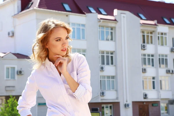 Beautiful young girl on city street — Stock Photo, Image