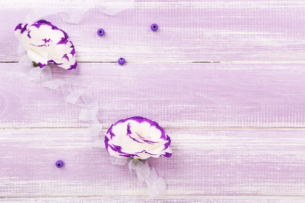 紫色の木製の背景に美しい人工 eustomas — ストック写真