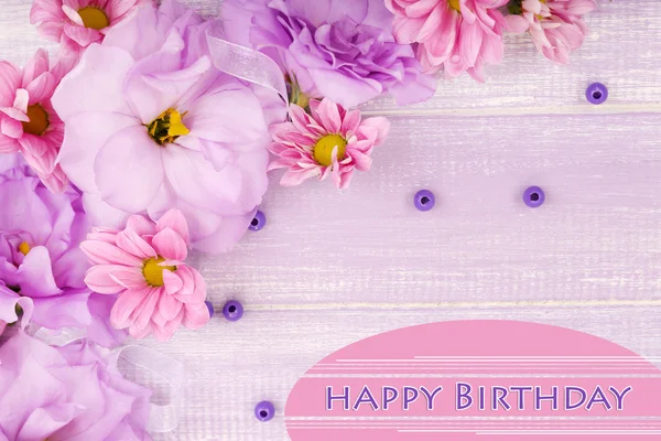 美丽的菊花和人工桔梗花紫色的木制背景 — 图库照片