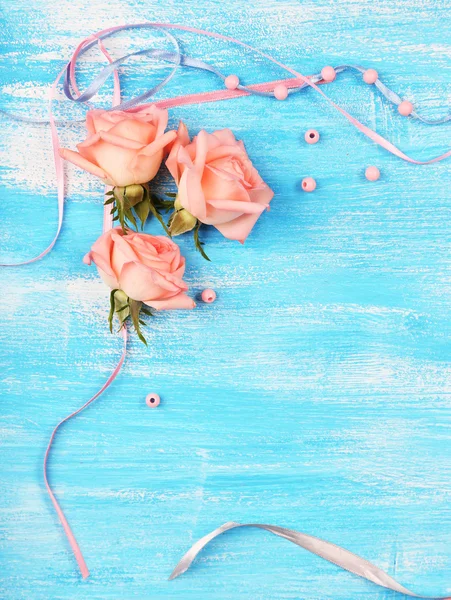 Belles roses sur fond de bois bleu — Photo