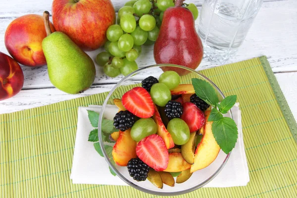 Ensalada de frutas frescas y sabrosas en la mesa —  Fotos de Stock