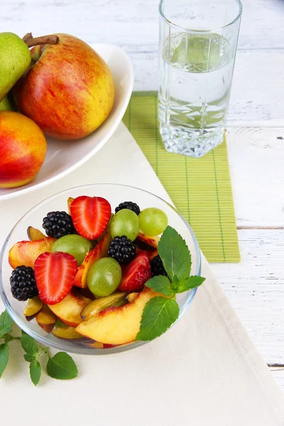 Lekkere en verse fruitsalade op houten tafel — Stockfoto