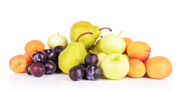 Fruits mûrs isolés sur blanc — Photo