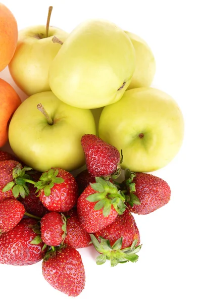Dojrzałe owoce i jagody na białym tle — Zdjęcie stockowe