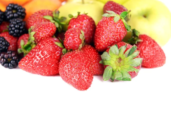 Frutas maduras y bayas de cerca — Foto de Stock