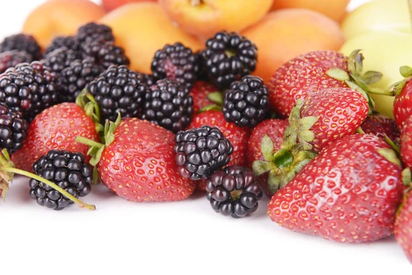 Dojrzałe owoce i jagody z bliska — Zdjęcie stockowe
