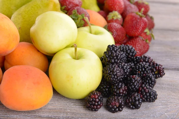 Frutas maduras y bayas sobre fondo de madera —  Fotos de Stock