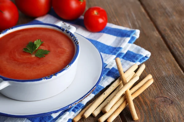 Leckere Tomatensuppe mit Croutons auf Holztisch — Stockfoto