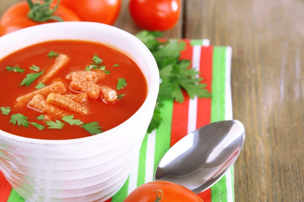 Chutná rajská polévka s krutony na tabulka detail — Stock fotografie