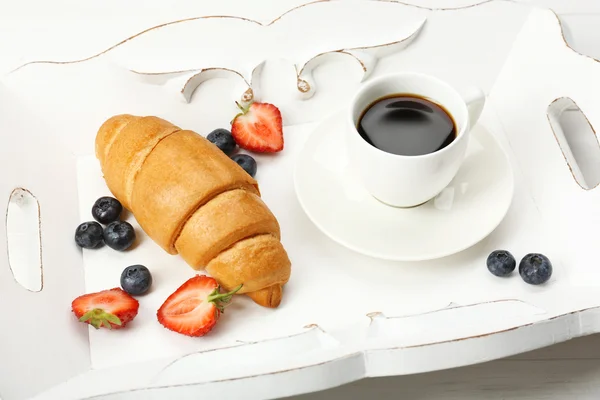 Delicioso café da manhã com café, croissant fresco e bagas — Fotografia de Stock