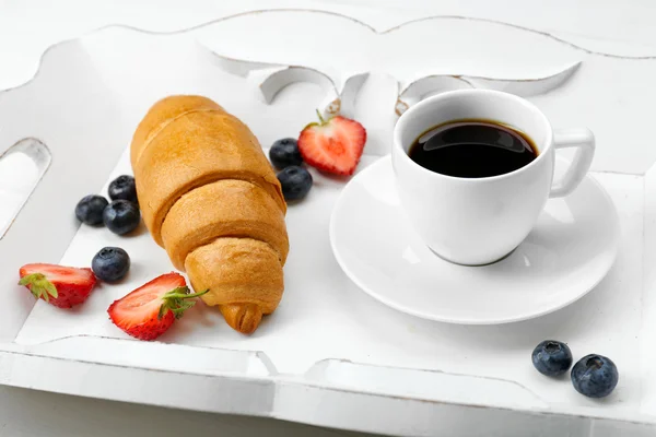 Delicioso desayuno con café, croissant fresco y bayas — Foto de Stock