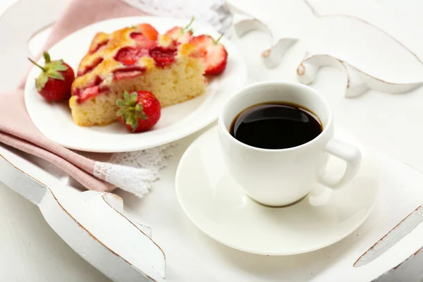 Výborné snídaně s kávou a chutný koláč — Stock fotografie